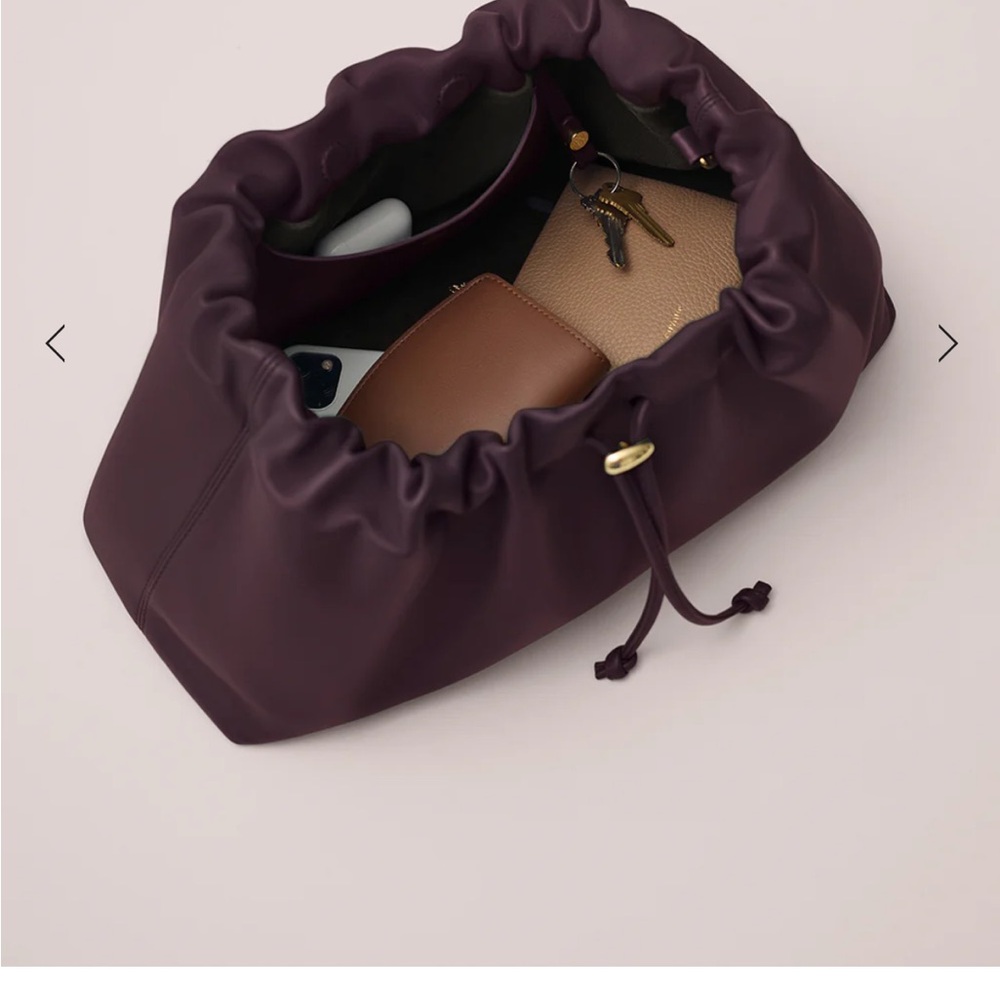 Cuyana Dia drawstring shoulder bag in smooth lambskin leather- Plum - Picture 4 of 10